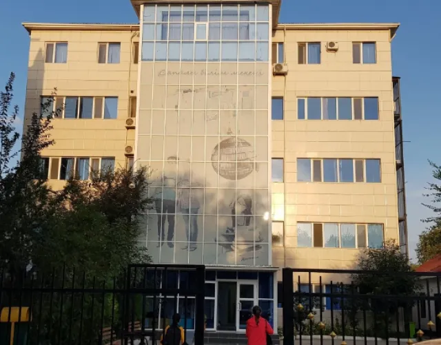 Dostyq High School фото